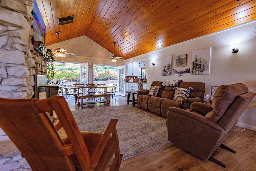 Photo of Livingroom in Yosemite Forks