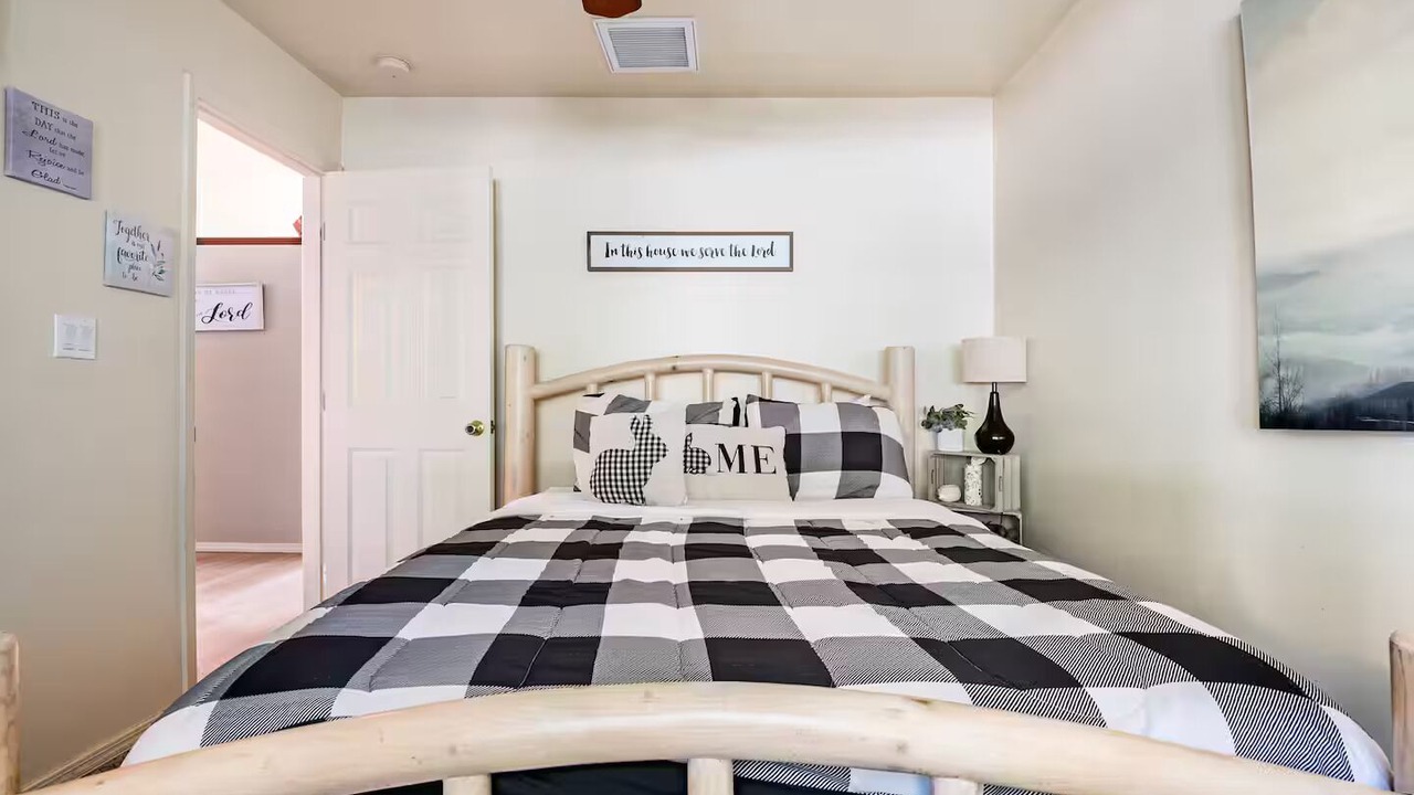Photo of Bedroom in Pine Mountain Club