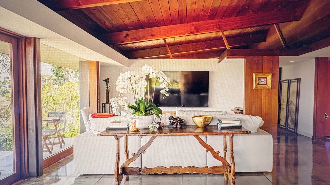 Photo of Livingroom in Beverly Glen