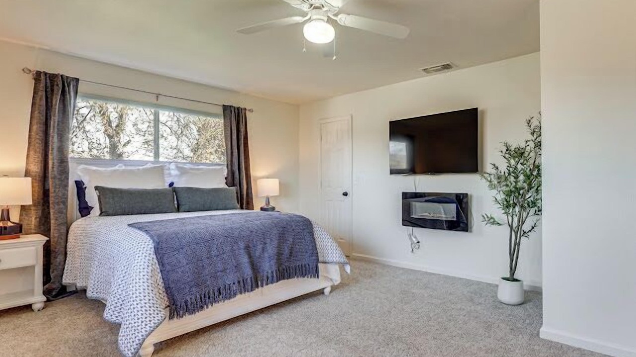 Photo of Bedroom in Yosemite Lakes
