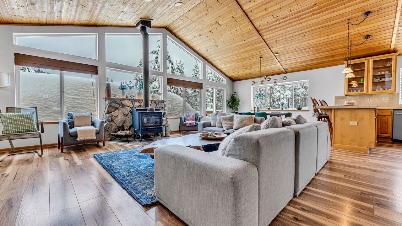 Photo of Livingroom in Tahoe National Forest