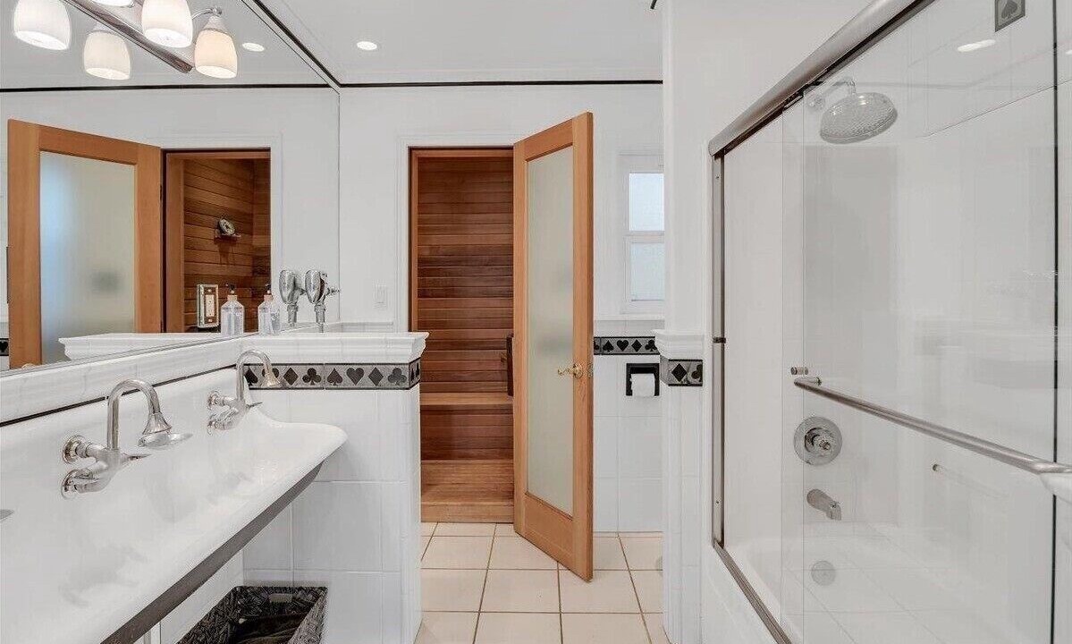 Photo of Bathroom in Groveland