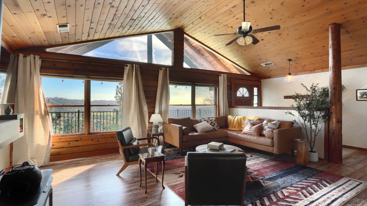 Photo of Livingroom in Yosemite Lakes