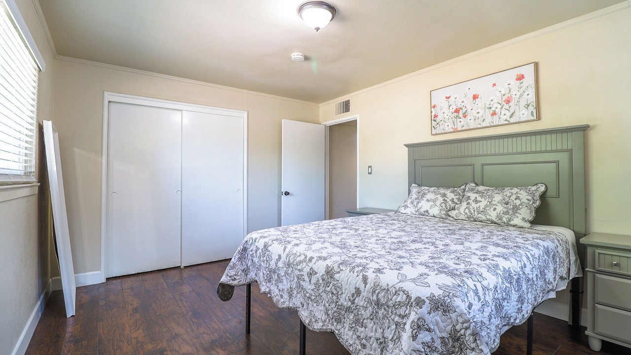 Photo of Bedroom in Raisin
