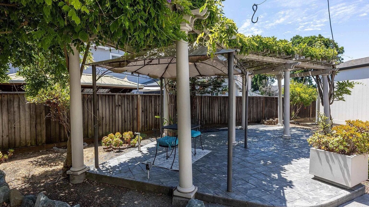 Photo of Patio Balcony in Tennyson - Alquire