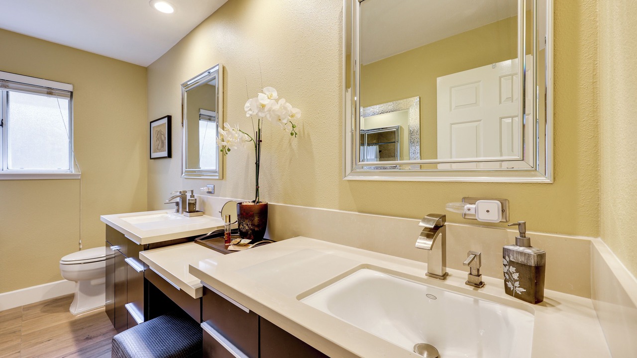 Photo of Bathroom in Raisin