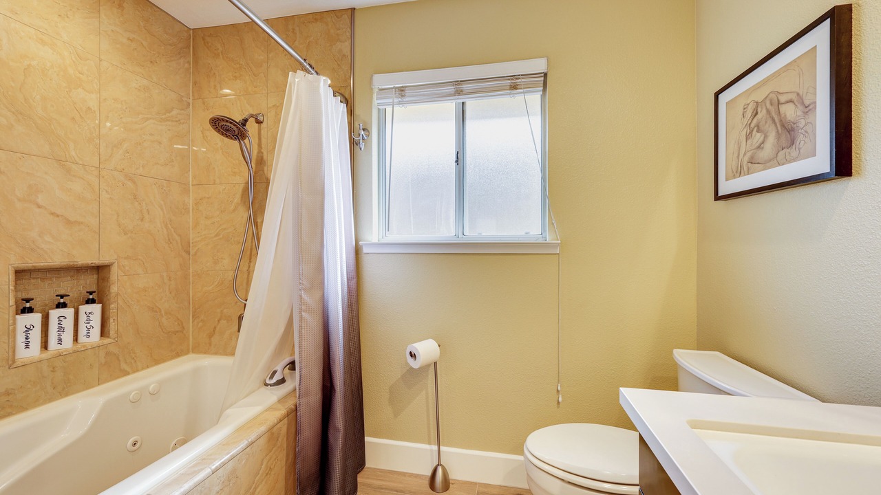 Photo of Bathroom in Raisin