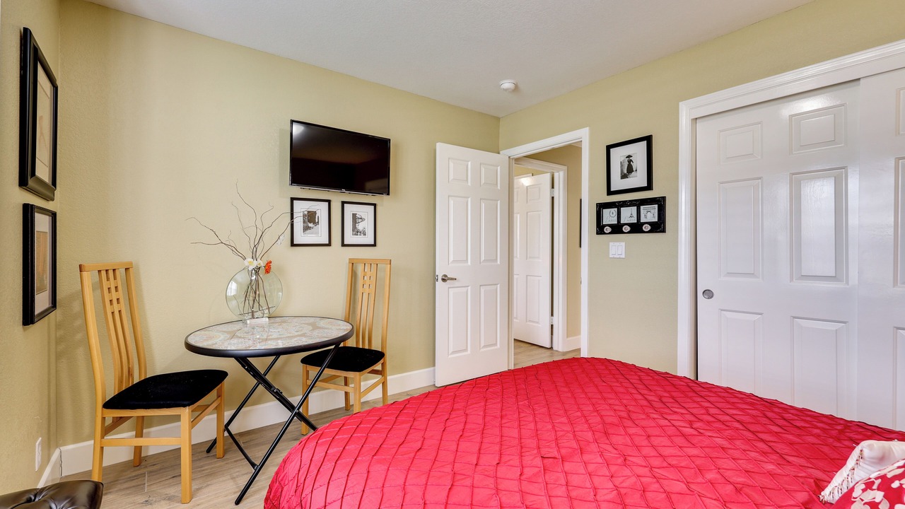 Photo of Bedroom in Raisin