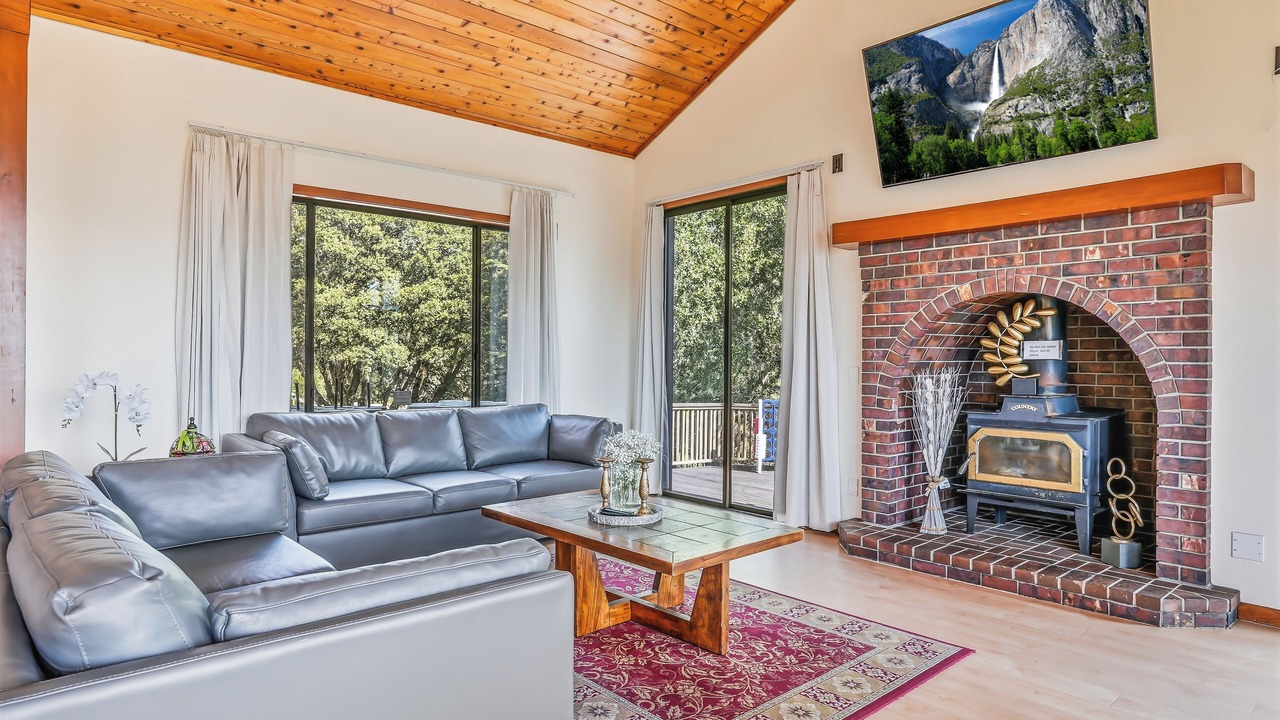 Photo of Livingroom in Yosemite Forks