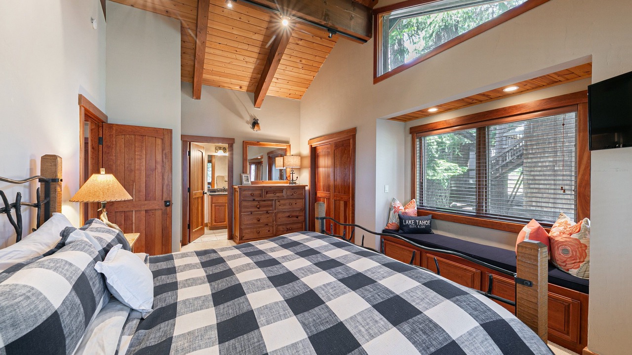 Photo of Bedroom in Lake Forest