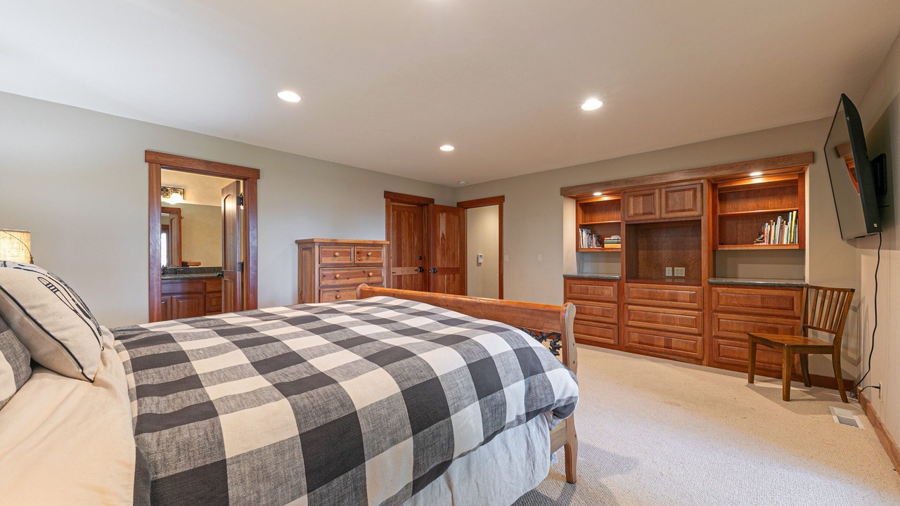 Photo of Bedroom in Lake Forest