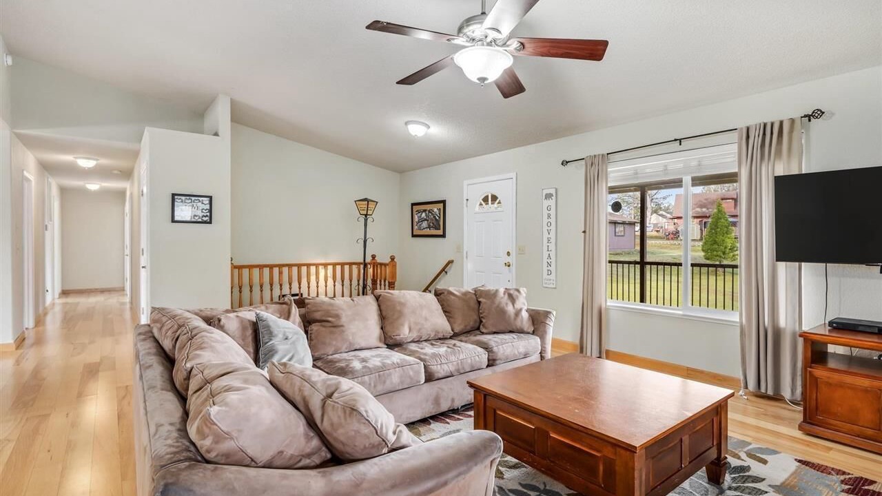 Photo of Livingroom in Groveland