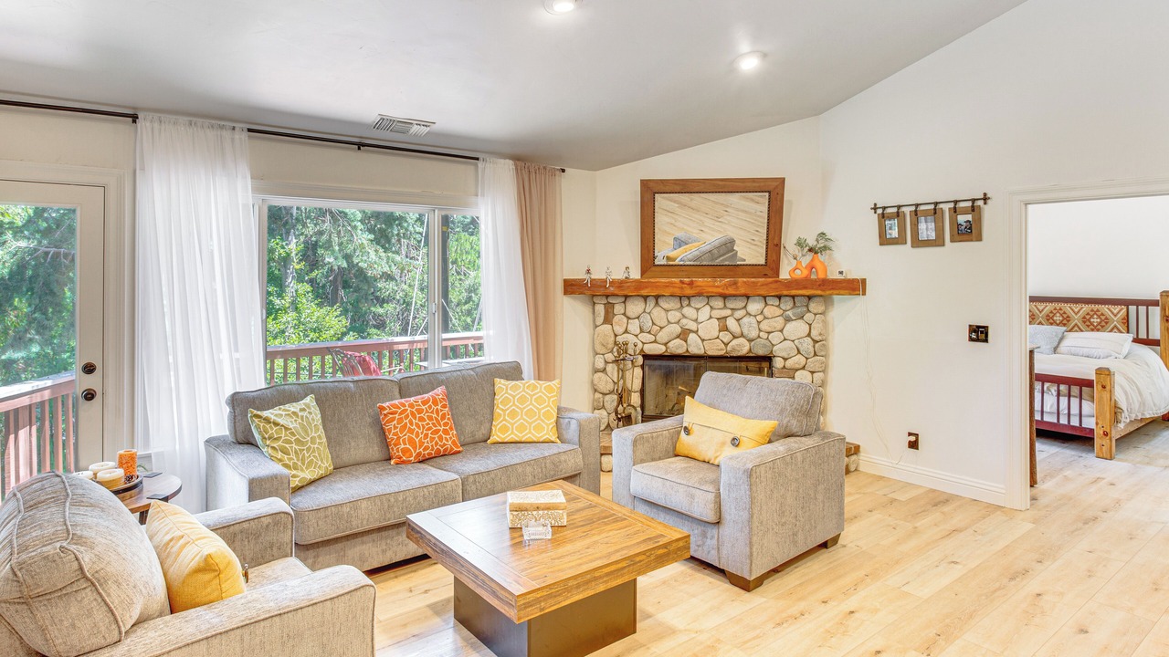 Photo of Livingroom in Crestline