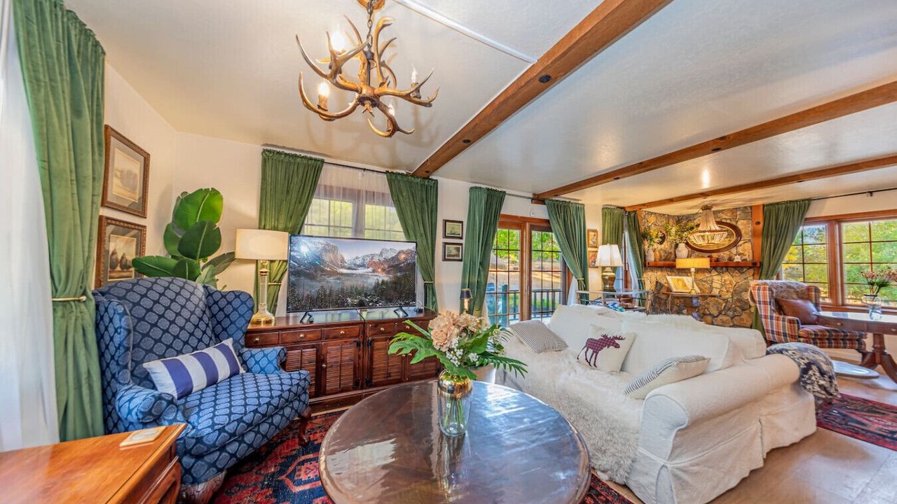 Photo of Livingroom in Oakhurst