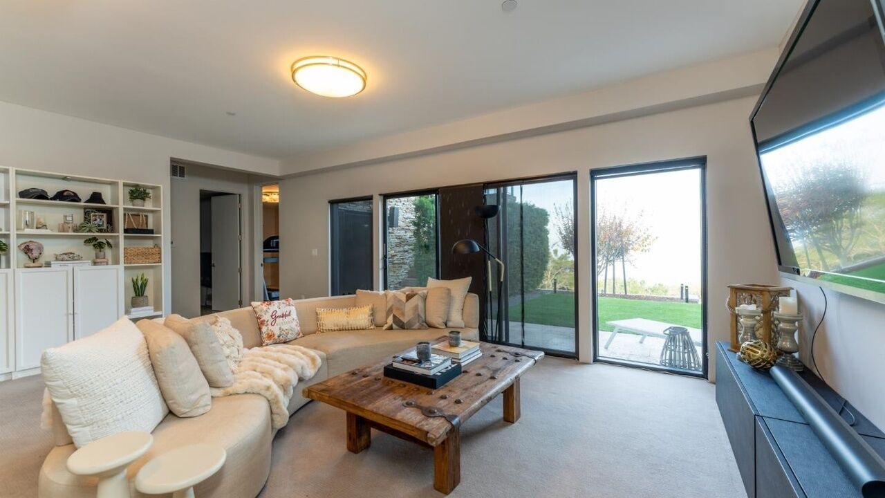 Photo of Livingroom in Loyola