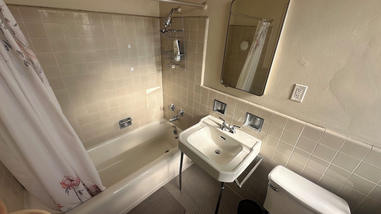 Photo of Bathroom in La Brea