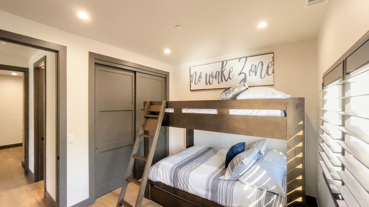 Photo of Bedroom in Oak Shores