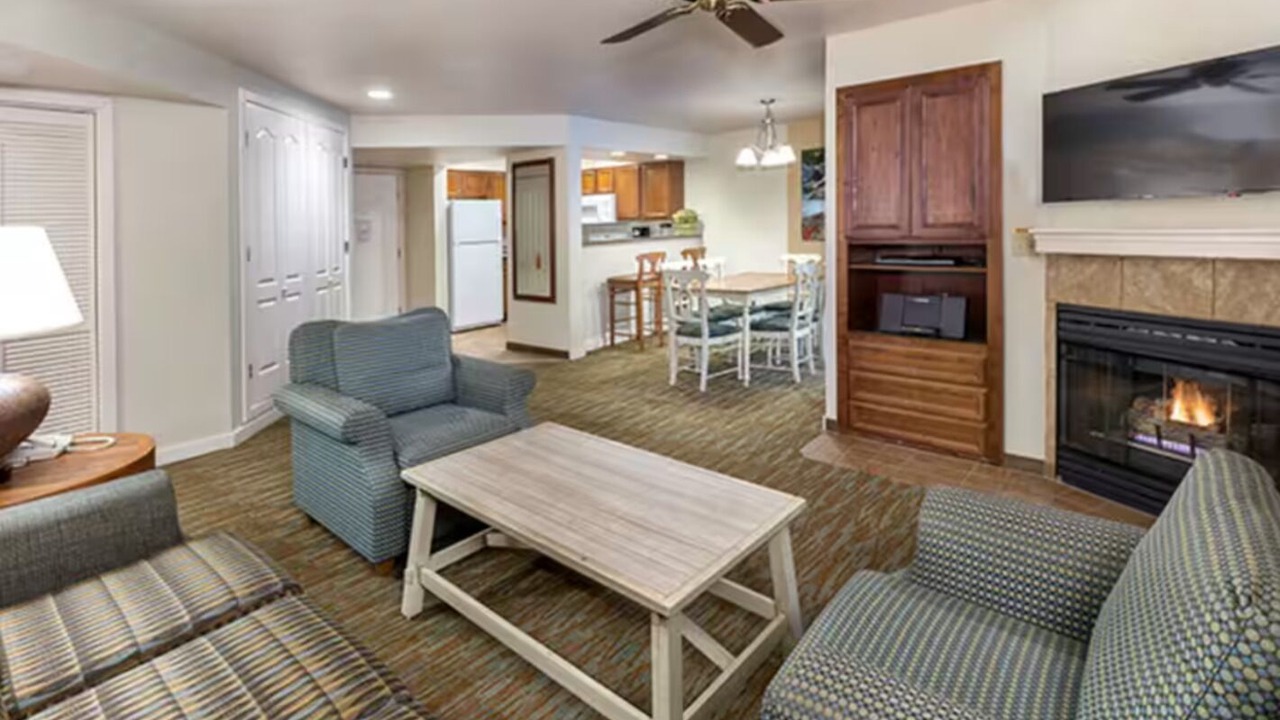 Photo of Livingroom in Round Hill Village