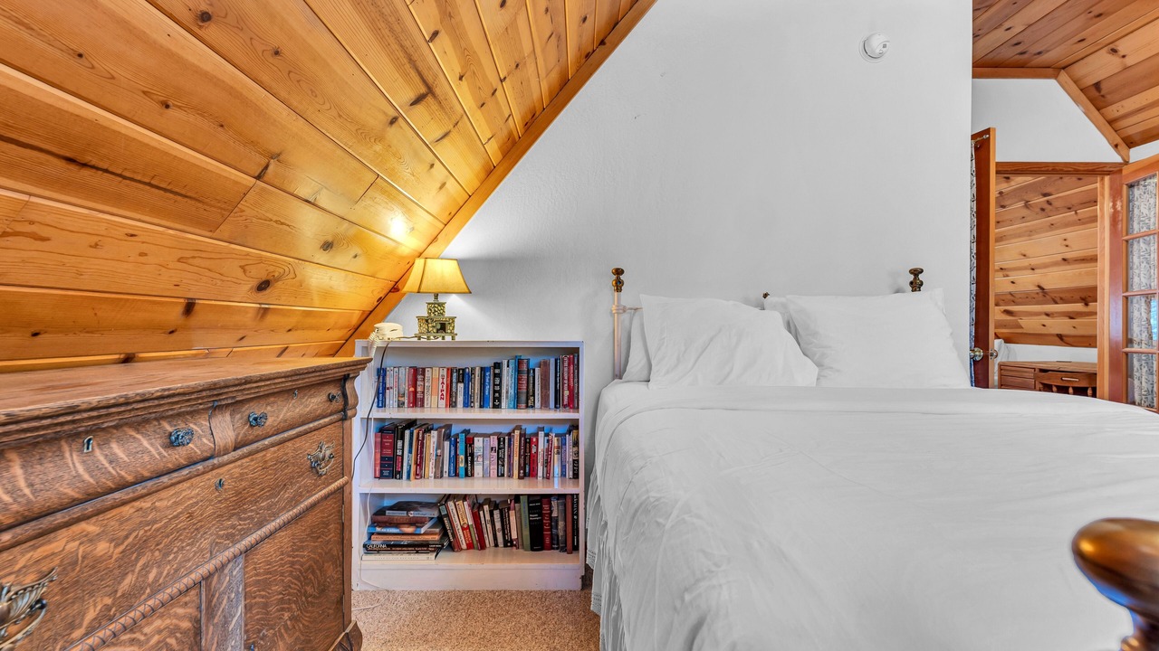 Photo of Bedroom in Serene Lakes