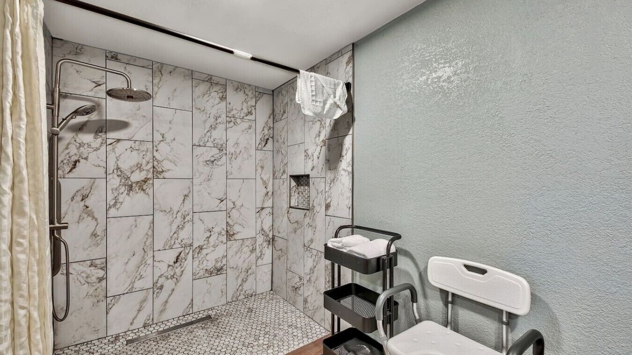 Photo of Bathroom in Lakeside Park