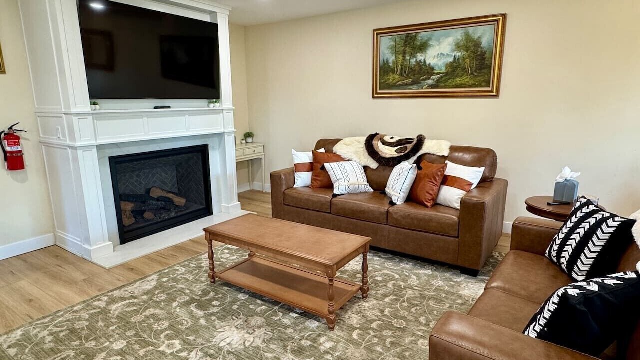 Photo of Livingroom in Round Hill Village