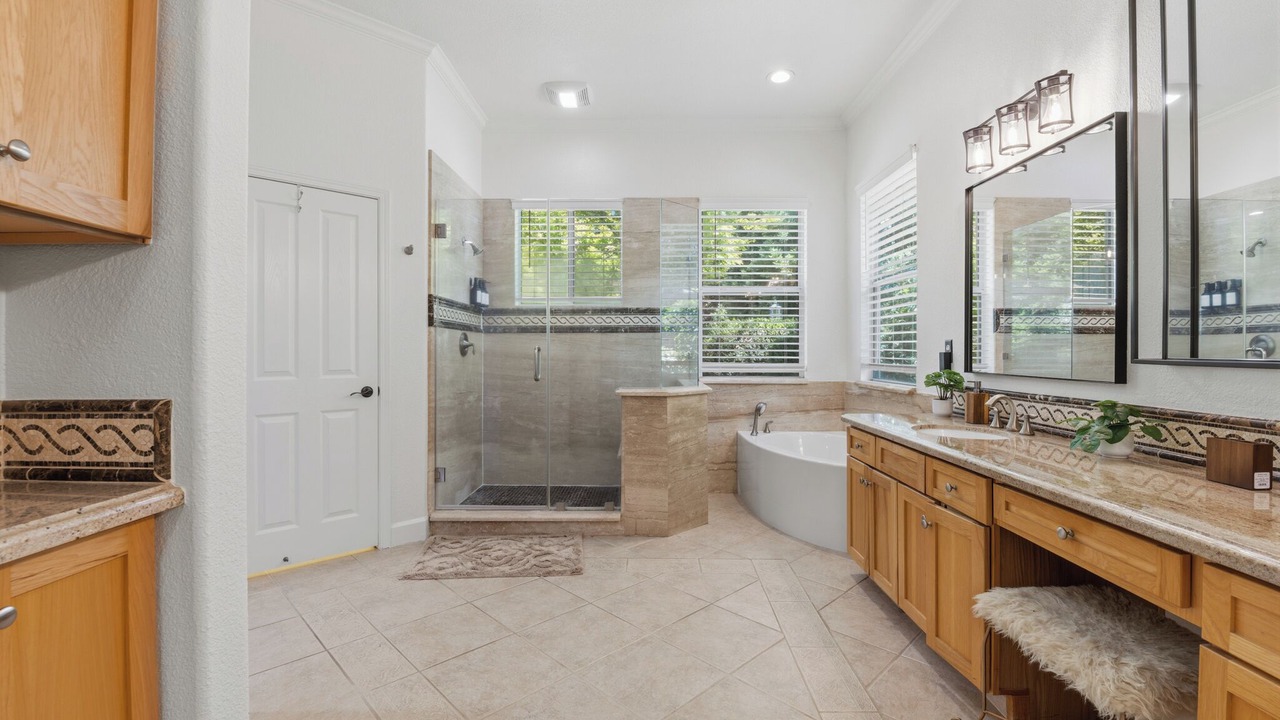 Photo of Bathroom in Hood