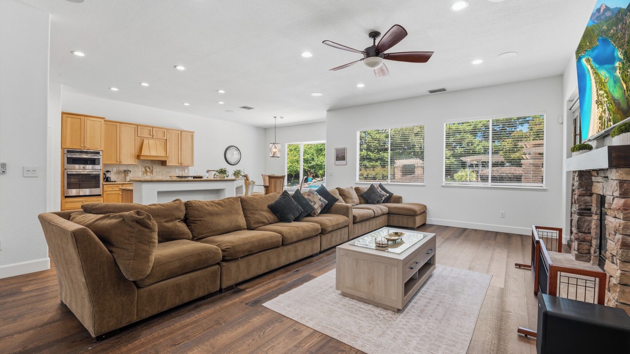 Photo of Livingroom in Hood