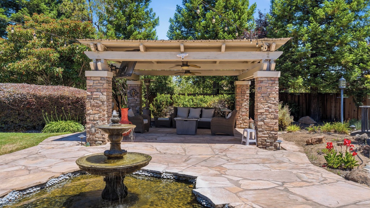 Photo of Patio Balcony in Hood