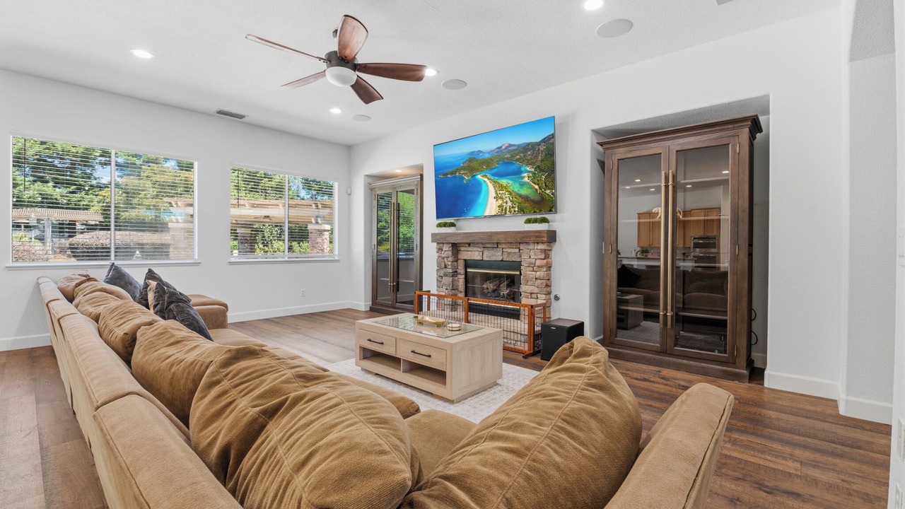 Photo of Livingroom in Hood