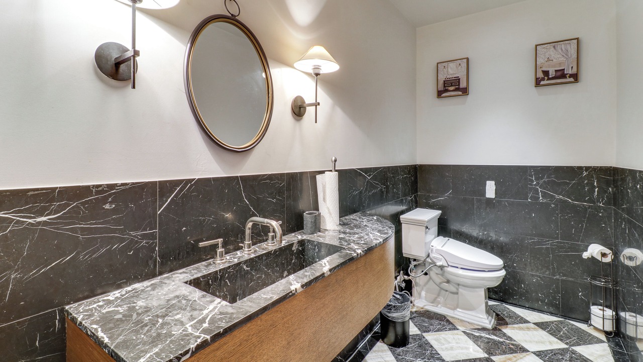 Photo of Bathroom in Hollywood Dell