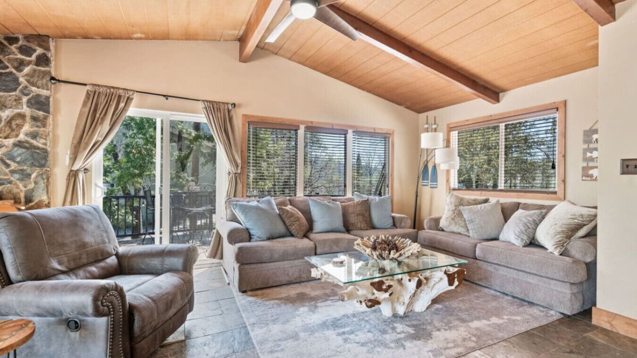 Photo of Livingroom in Bass Lake