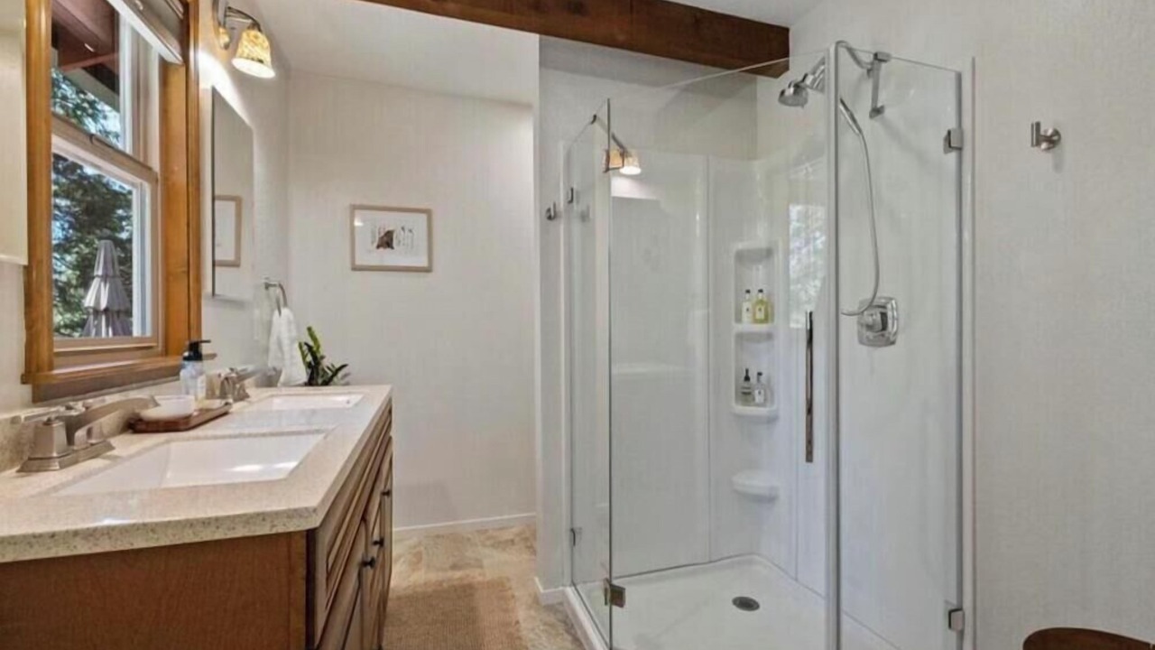 Photo of Bathroom in Strawberry
