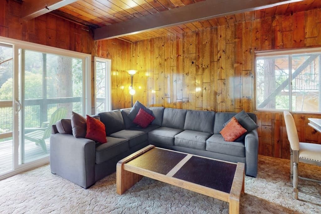 Photo of Livingroom in Blue Jay