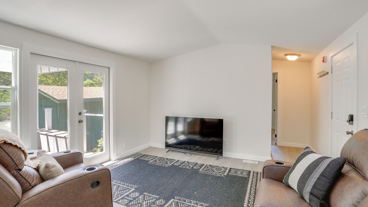 Photo of Livingroom in Douglas City