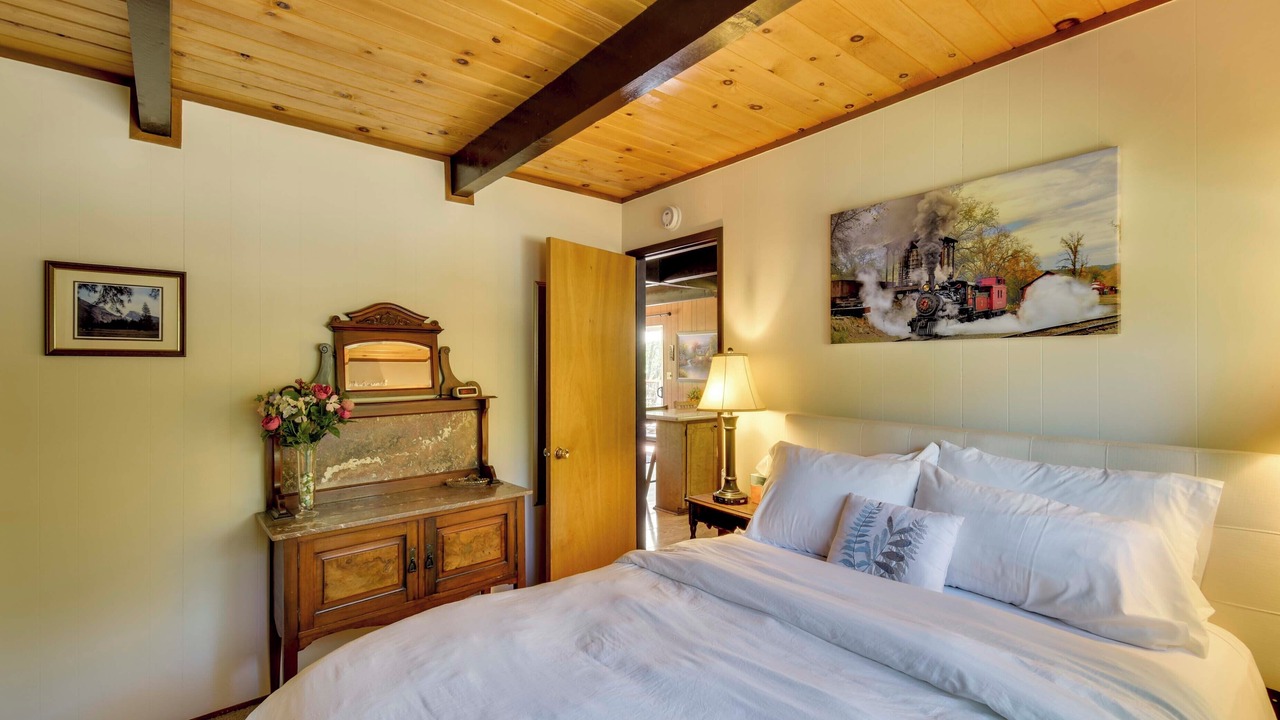 Photo of Bedroom in Groveland