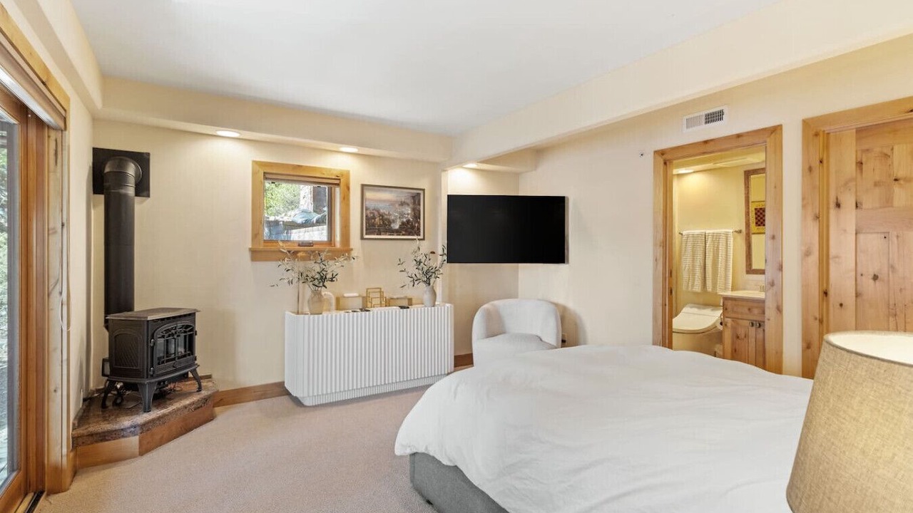 Photo of Bedroom in Crystal Bay