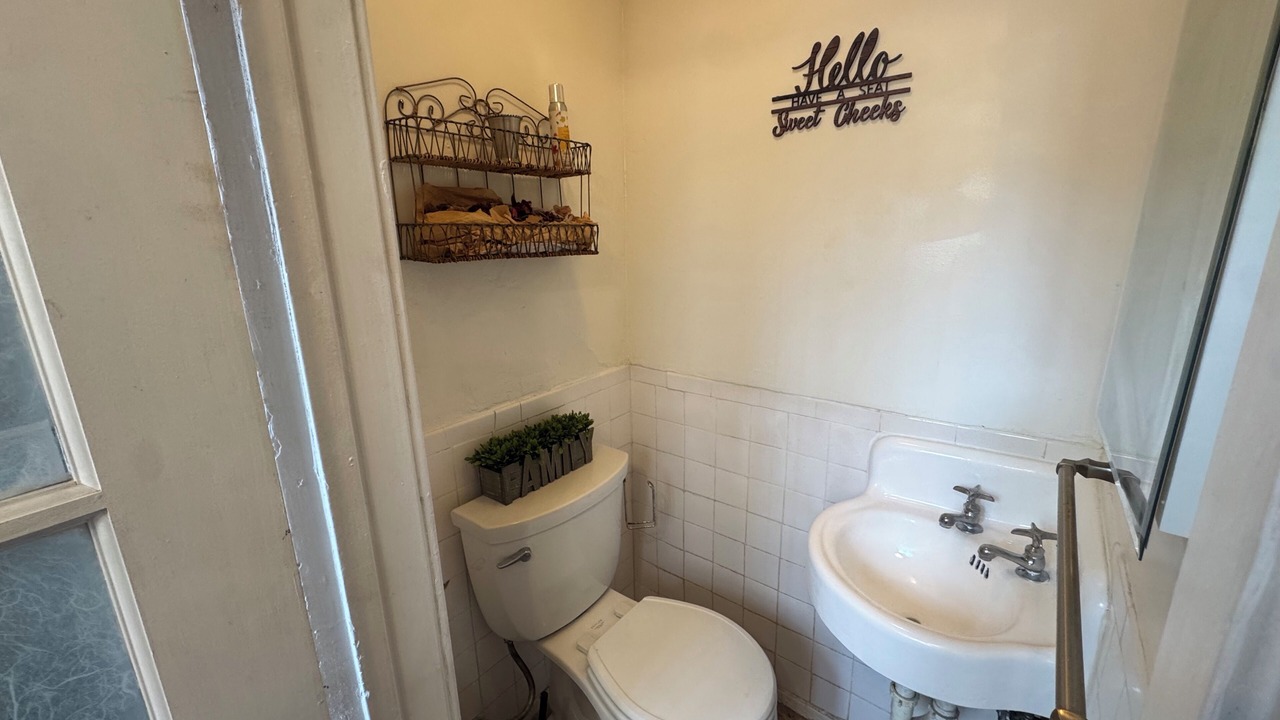 Photo of Bathroom in Mid-Wilshire
