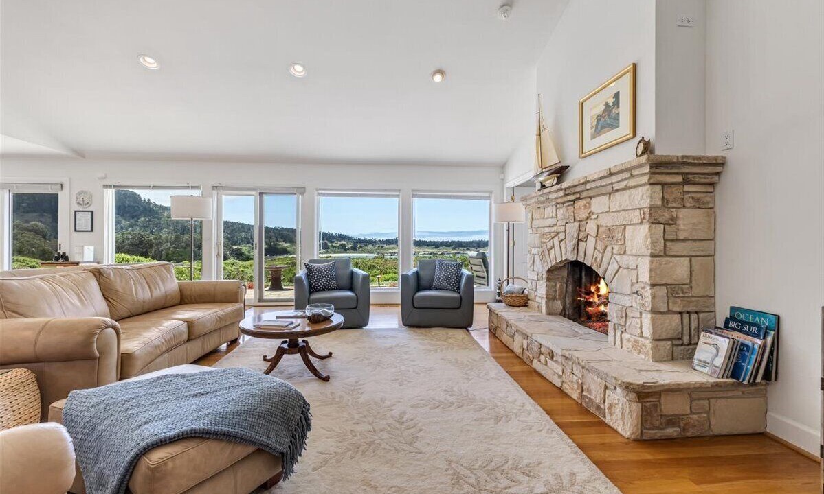 Photo of Livingroom in Carmel Meadows