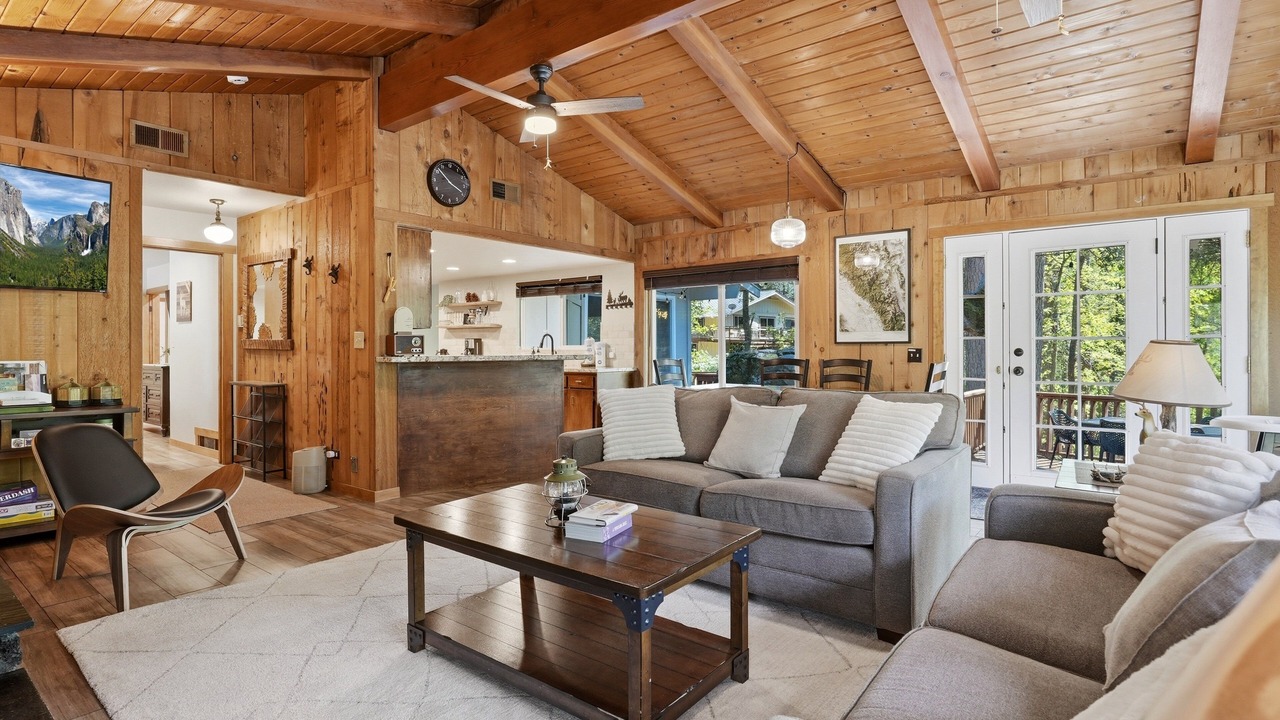 Photo of Livingroom in Yosemite Forks