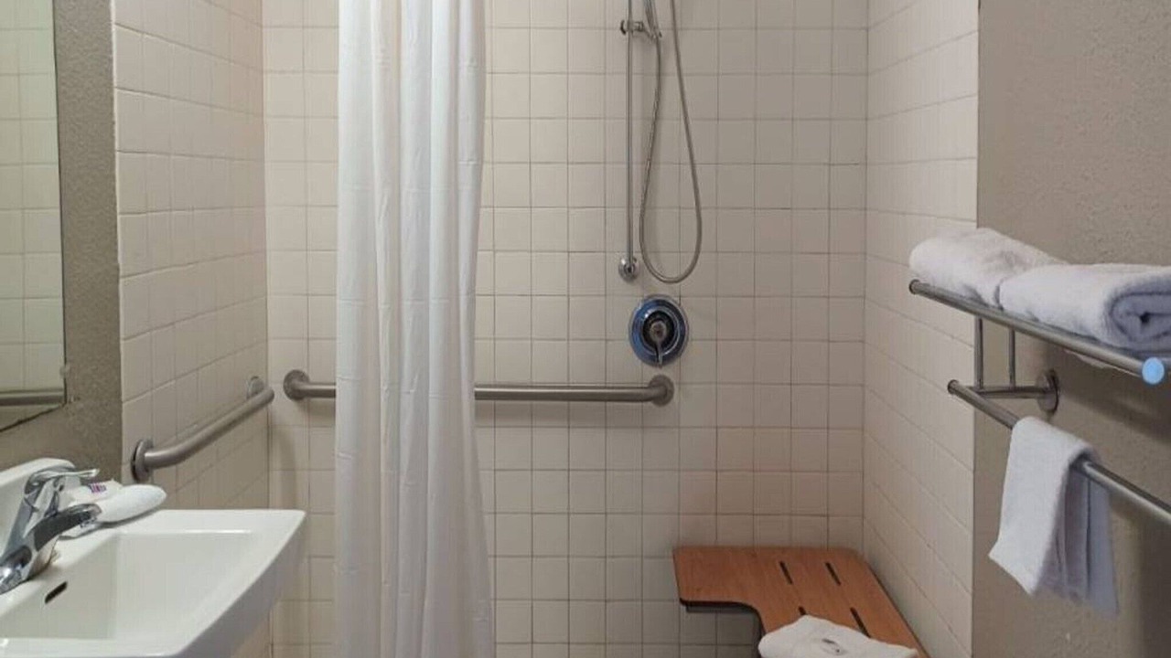 Photo of Bathroom in Raisin
