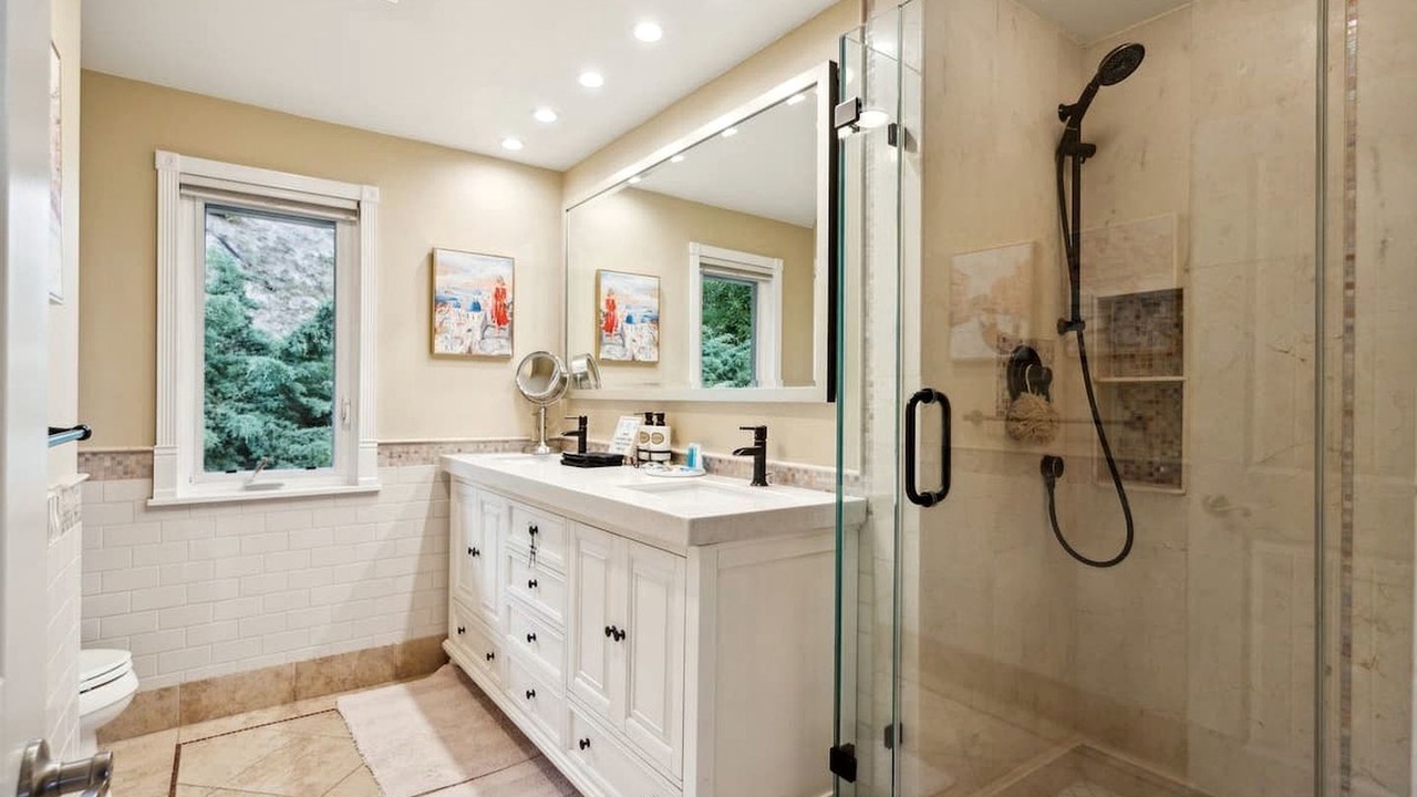 Photo of Bathroom in Thousand Oaks