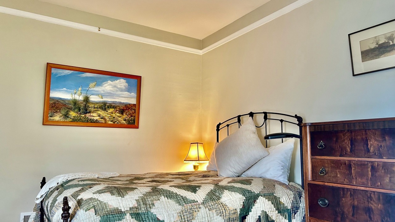 Photo of Bedroom in Piedmont Avenue