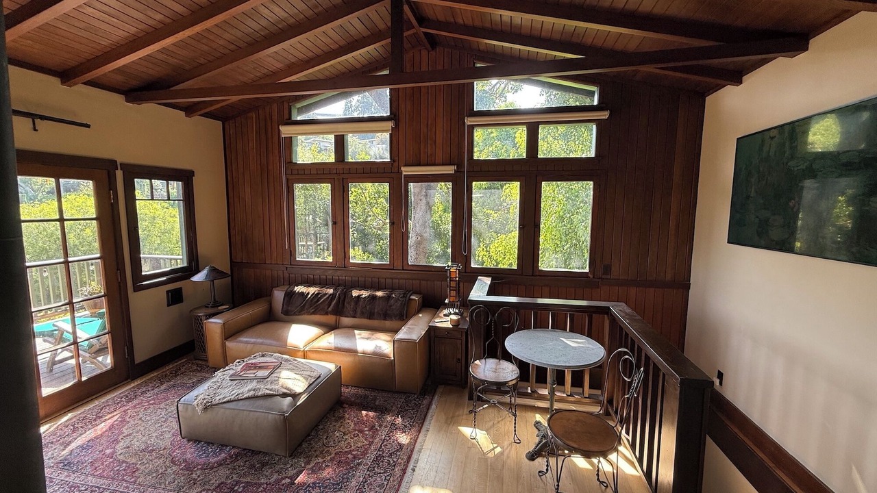 Photo of Livingroom in Hollywood Heights