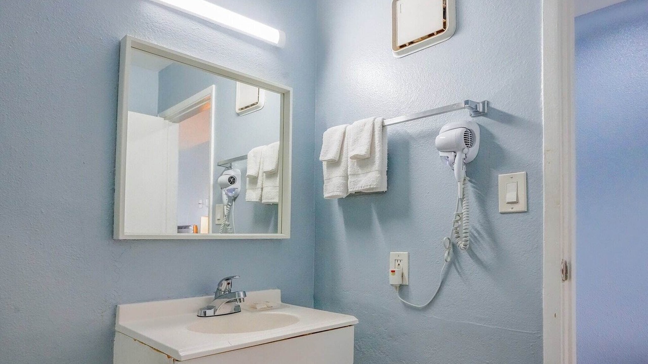 Photo of Bathroom in Buttonwillow
