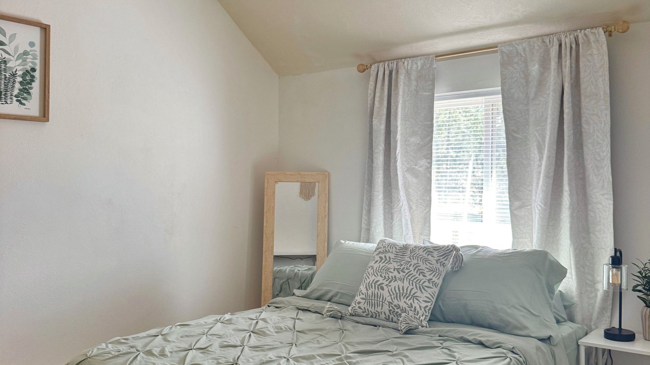 Photo of Bedroom in Weed