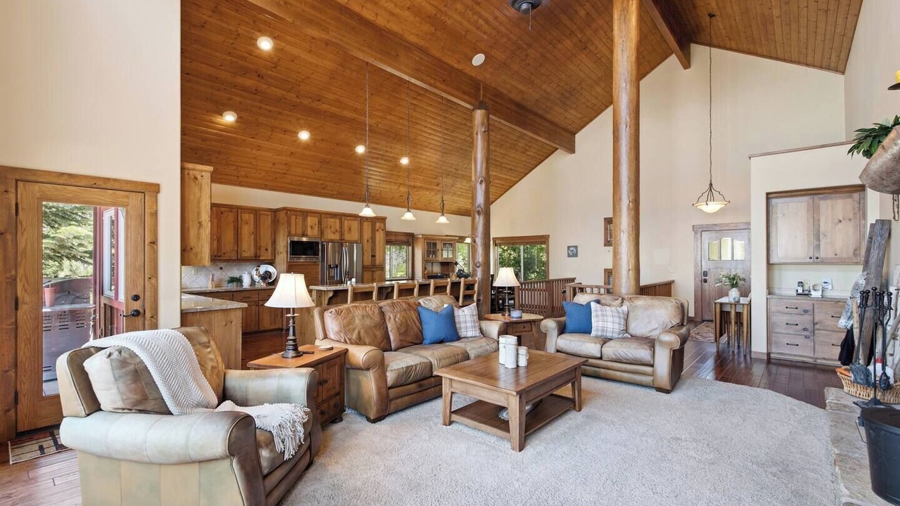 Photo of Livingroom in Shaver Lake