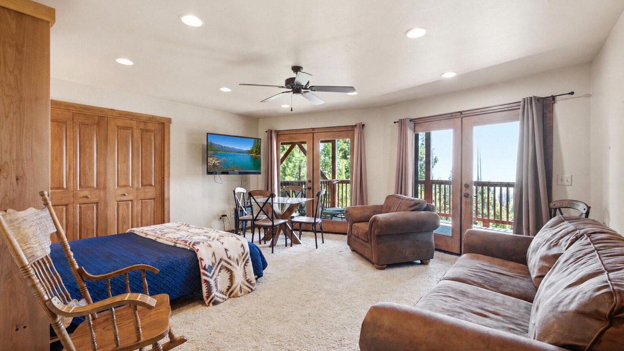 Photo of Livingroom in Shaver Lake