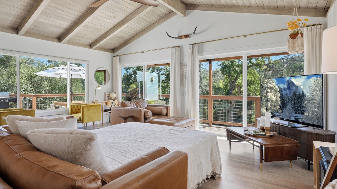 Photo of Livingroom in Yosemite Lakes