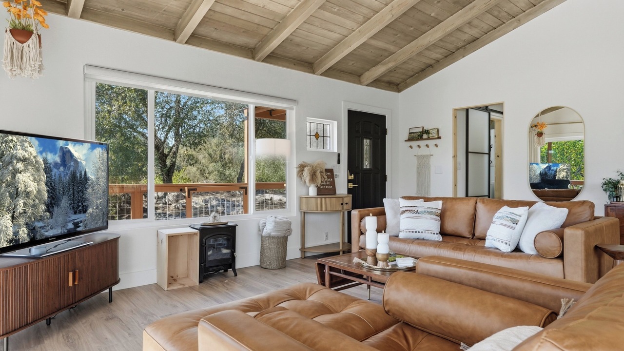 Photo of Livingroom in Yosemite Lakes