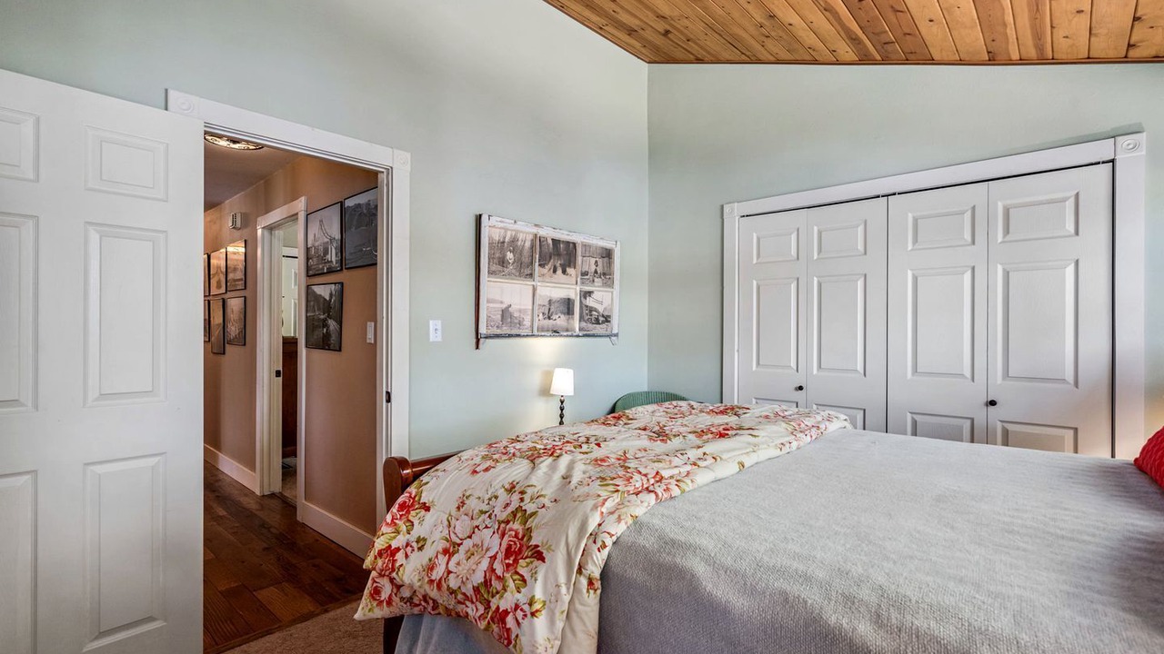 Photo of Bedroom in Groveland